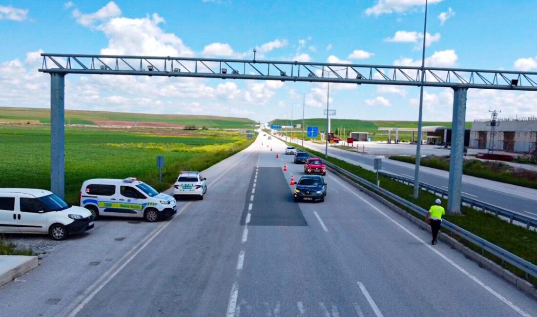 Çorum’un Alaca ilçesinde Kurban Bayramı tatili dolayısıyla yola çıkan vatandaşlara,