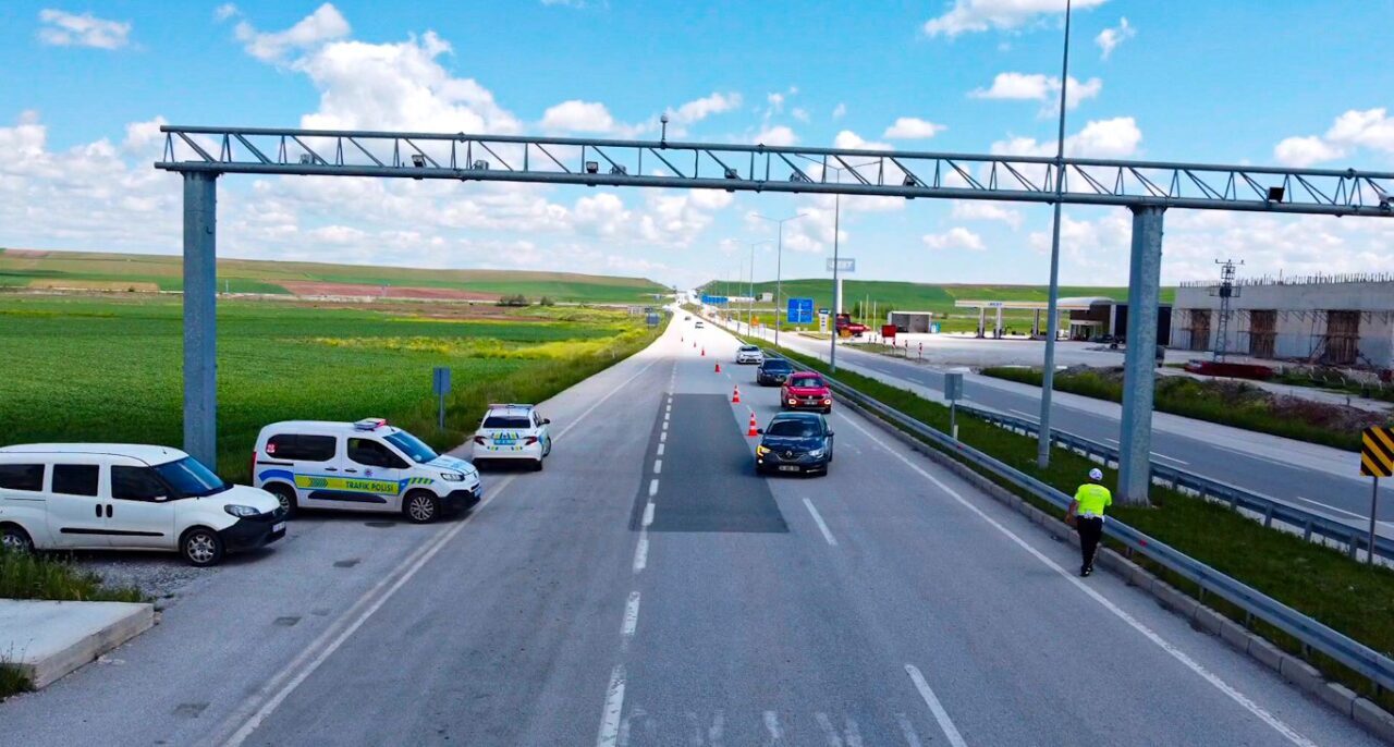 Çorum’un Alaca ilçesinde Kurban Bayramı tatili dolayısıyla yola çıkan vatandaşlara,