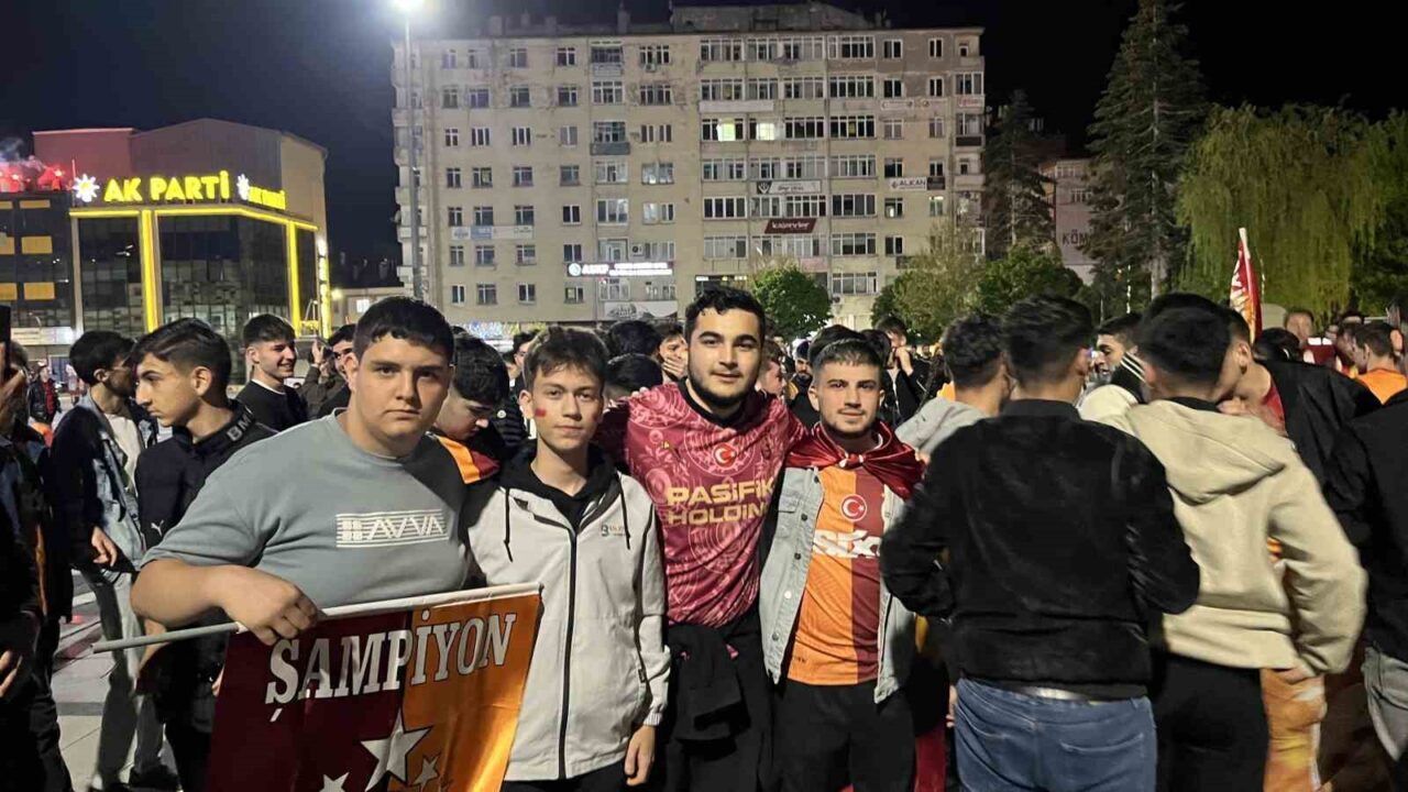 Galatasaray’ın şampiyonluğunu ilan etmesinin ardından Çorum’da ve Alaca ilçesinde binlerce