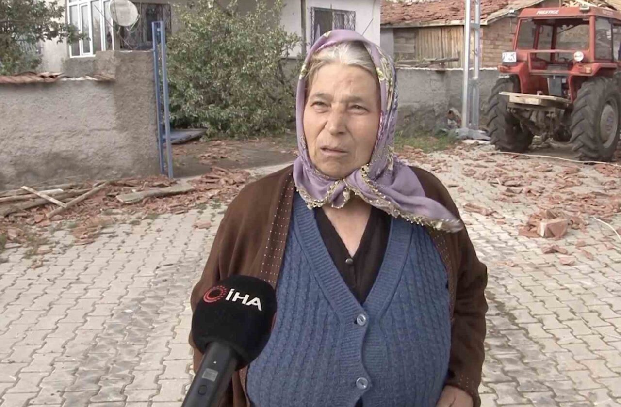 Çorum’un Sungurlu ilçesinde meydana gelen hortum sebebiyle evlerin tamamına yakınının