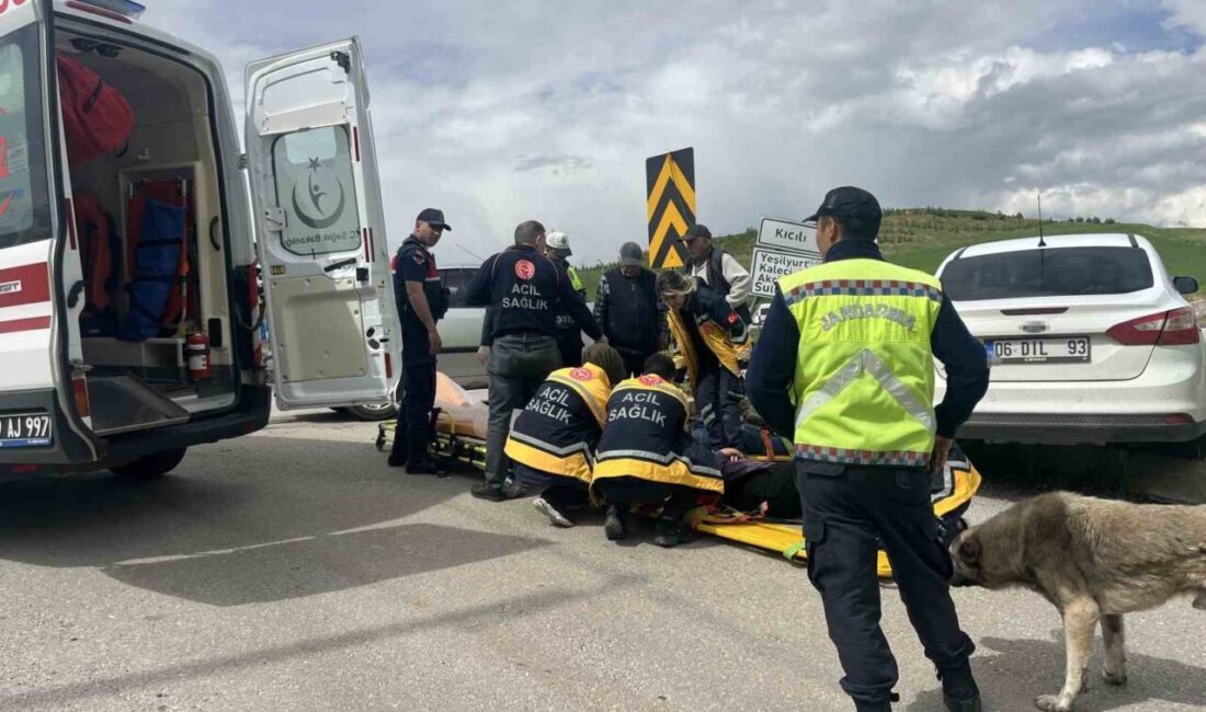 Çorum’un Sungurlu ilçesinde kavşakta iki otomobilin çarpışması sonucu meydana gelen