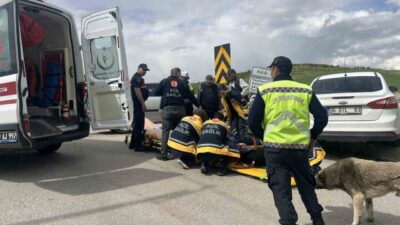 Çorum’un Sungurlu ilçesinde kavşakta iki otomobilin çarpışması sonucu meydana gelen