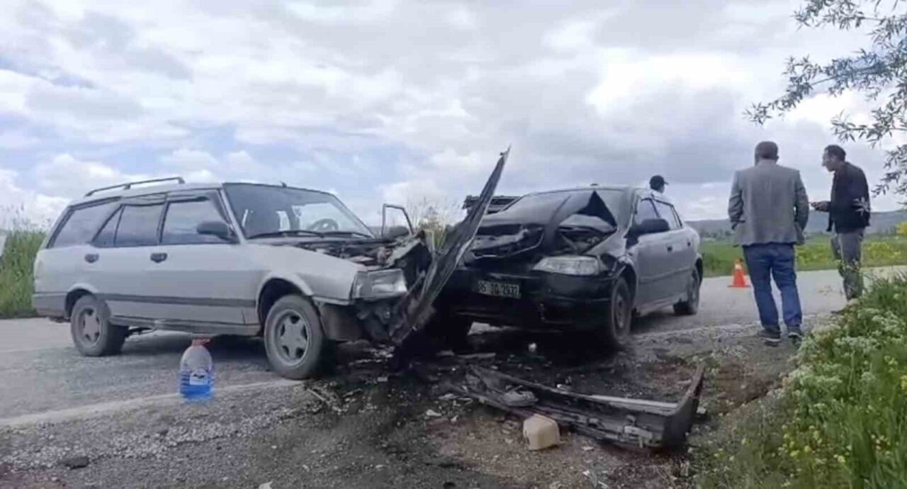 Çorum’un Boğazkale ilçesinde iki otomobilin kavşakta çarpışması sonucu meydana gelen