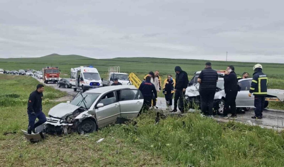 Çorum’un Alaca ilçesinde iki otomobilin çarpışması neticesinde 6 kişi yaralandı.