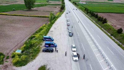 Çorum’un Alaca ilçesinde Kurban Bayramı dolayısıyla denetimlerini sürdüren jandarma ekipleri,