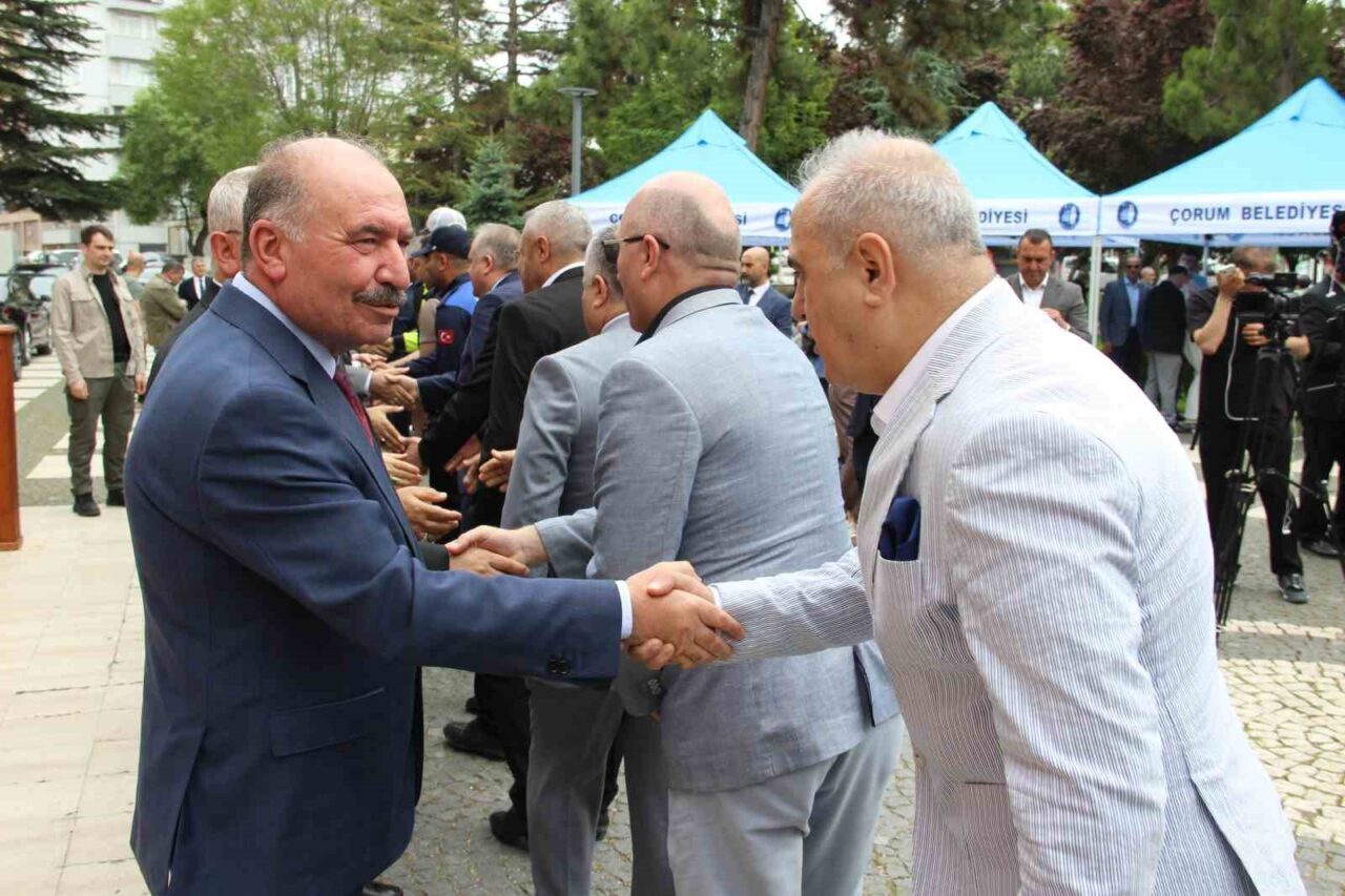 Çorum’da düzenlenen programda, il protokolü ve vatandaşlar bayramlaştı. Çorum’da Kurban