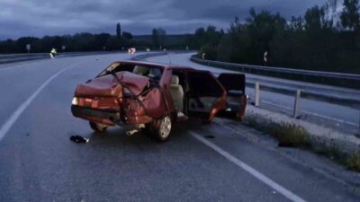 Çorum’un Alaca ilçesinde otomobilin bariyerlere çarpması neticesinde meydana gelen kazada