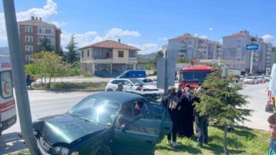 Çorum’un Sungurlu ilçesinde otomobil ile cipin çarpışması neticesinde meydana gelen