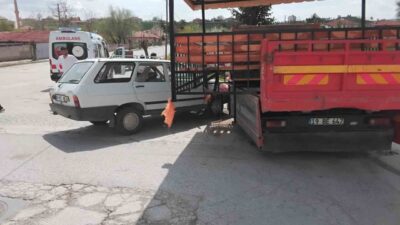 Çorum’un Alaca ilçesinde otomobil ile kamyonun çarpışması neticesinde meydana gelen