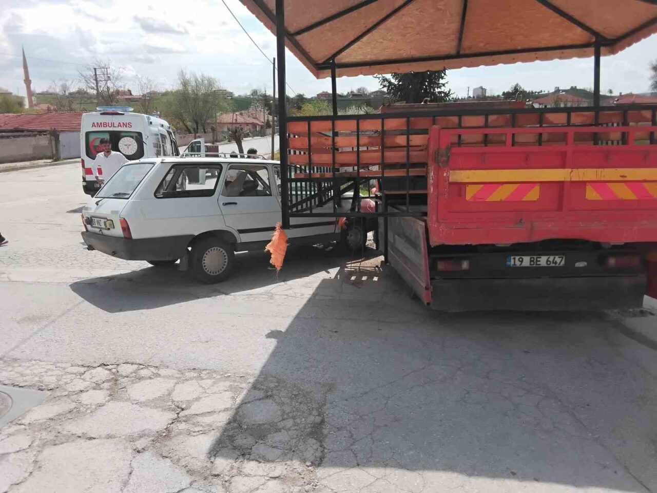 Çorum’un Alaca ilçesinde otomobil ile kamyonun çarpışması neticesinde meydana gelen
