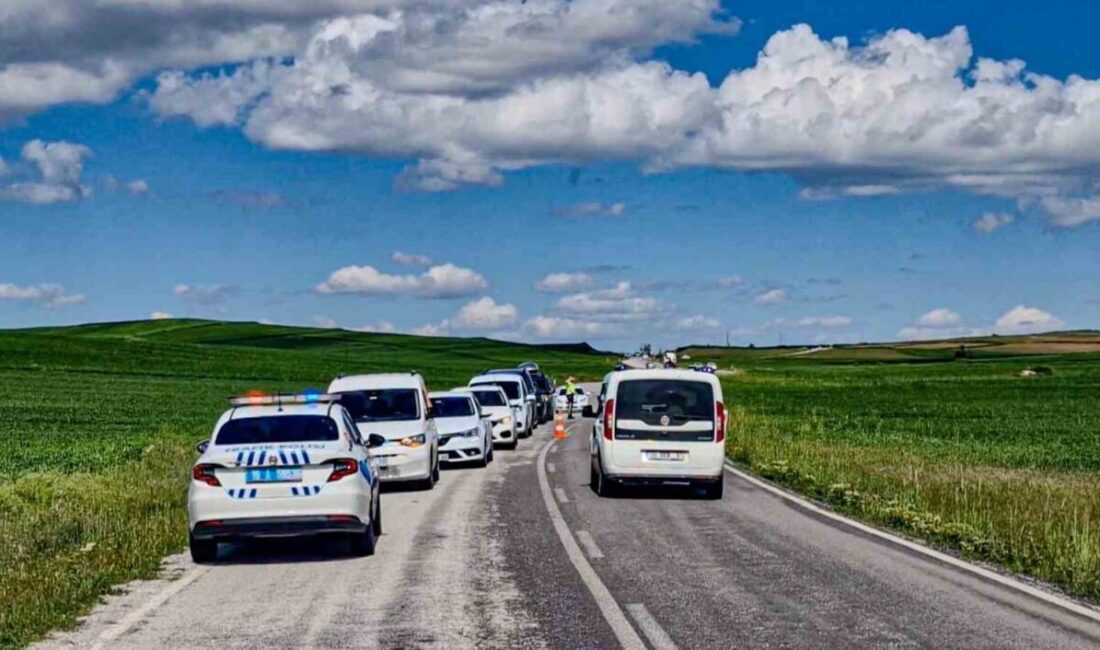 Çorum’un Alaca ilçesinde otomobilin yoldan çıkarak tarlada takla atması neticesinde