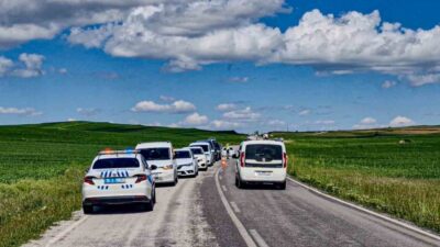 Çorum’un Alaca ilçesinde otomobilin yoldan çıkarak tarlada takla atması neticesinde