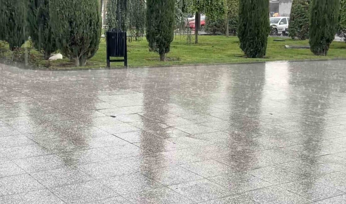 Çorum’da sağanak yağış etkili olurken, yaşanabilecek olumsuzluklara vatandaşların dikkatli olmaları