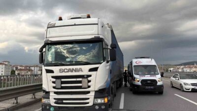 Çorum’da otomobil ile tırın çarpışması sonucu meydana gelen trafik kazasında