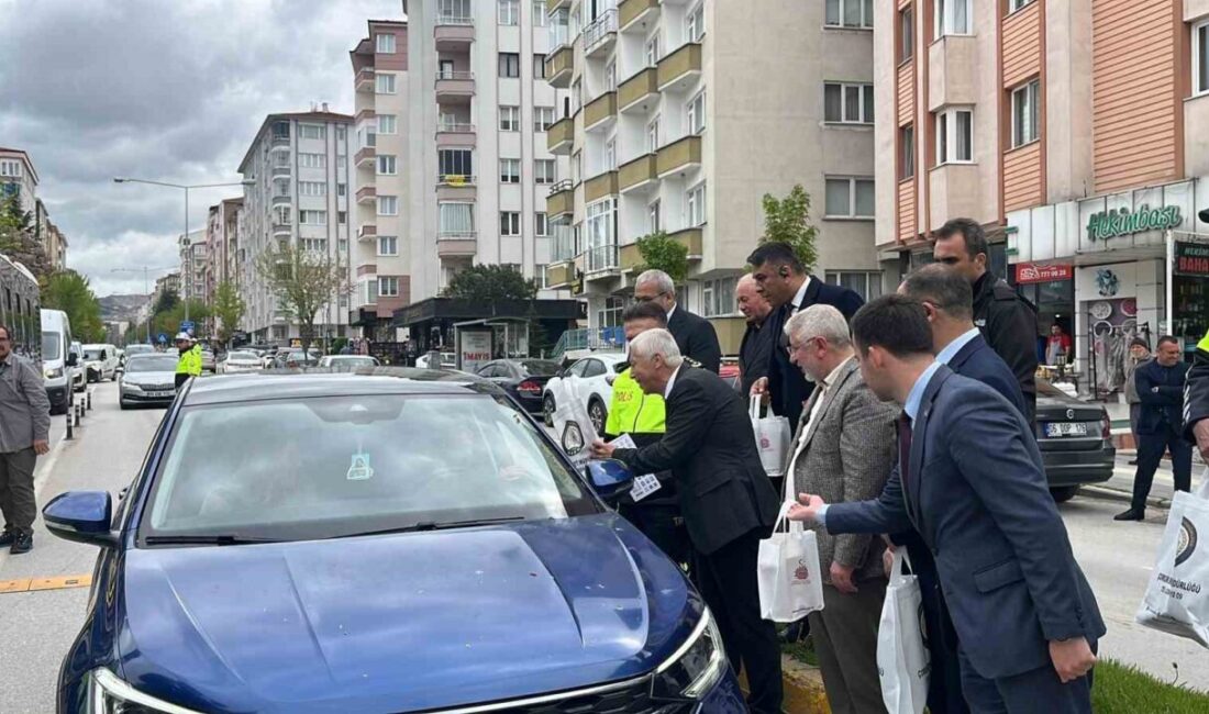 Çorum’da Karayolu Trafik Haftası çerçevesinde gerçekleştirilen etkinlikte öğrencilere trafik kurallarıyla