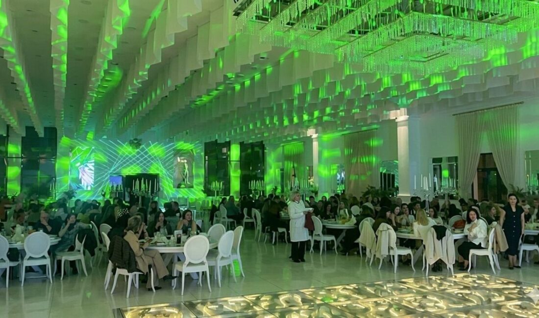 Sivas Cumhuriyet Üniversitesi Vakfı Okulları, Anneler Günü nedeniyle sıra gecesi