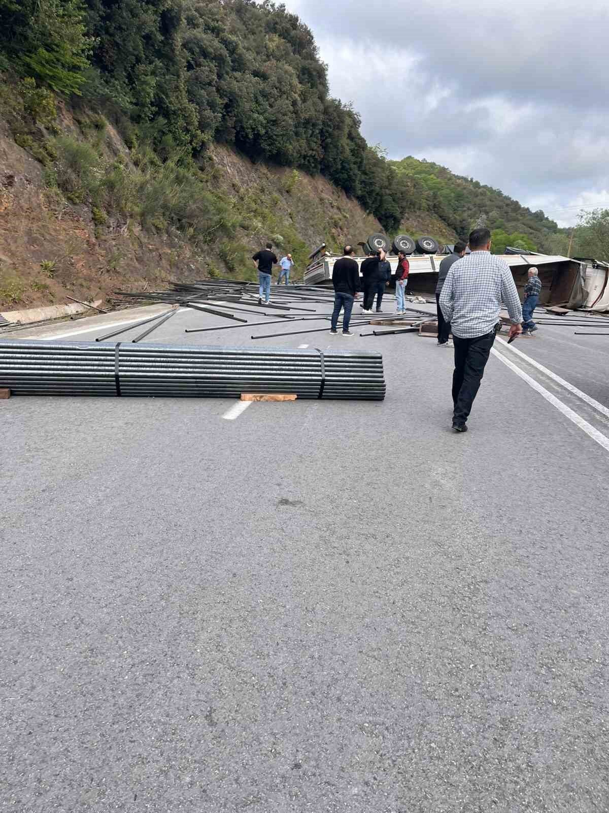 Zonguldak’ın Karadeniz Ereğli ilçesinde Organize Sanayi Bölgesi (OSB) yolunda meydana