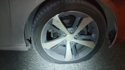 Adıyaman’da çukura giren bir otomobilin lastikleri patlayarak zarar gördü. Edinilen