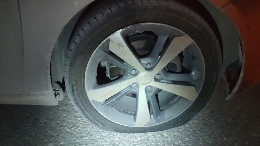 Adıyaman’da çukura giren bir otomobilin lastikleri patlayarak zarar gördü. Edinilen