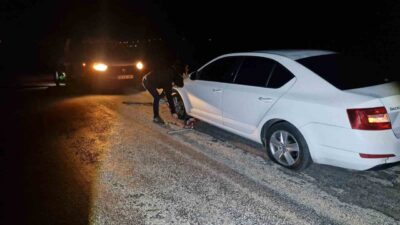 ÇORUM (İHA)-Çorum’un Alaca ilçesinde yoldaki derin çukurlara giren 5 aracın
