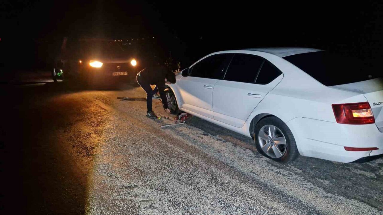 ÇORUM (İHA)-Çorum’un Alaca ilçesinde yoldaki derin çukurlara giren 5 aracın