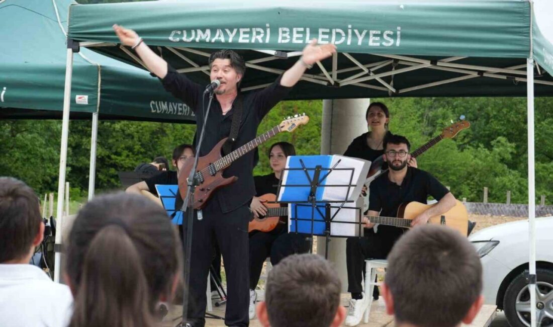 DÜZCE (İHA) – Cumayeri’nde düzenlenen Hıdırellez Şenliği’nde vatandaşlar müzik, halk