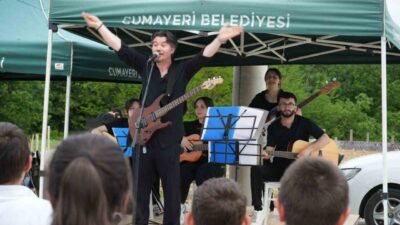 DÜZCE (İHA) – Cumayeri’nde düzenlenen Hıdırellez Şenliği’nde vatandaşlar müzik, halk