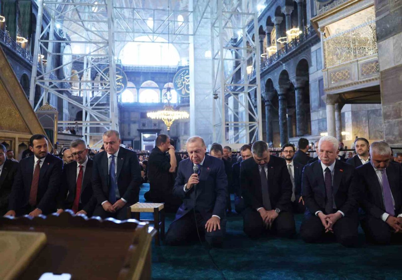 Cumhurbaşkanı Recep Tayyip Erdoğan, cuma namazını Ayasofya Camii’nde kıldı. Namaz