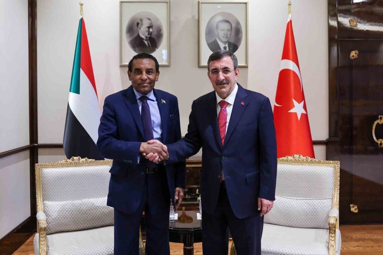Cumhurbaşkanı Yardımcısı Cevdet Yılmaz, Sudan Başbakanı Kamil İdris ile görüştü.