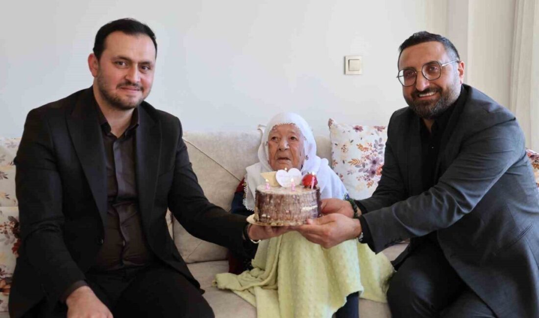 Elazığ’da yaşayan 103 yaşındaki Nazife Gül, Anneler Günü’nde evinde ziyaret
