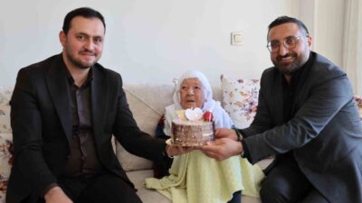 Elazığ’da yaşayan 103 yaşındaki Nazife Gül, Anneler Günü’nde evinde ziyaret