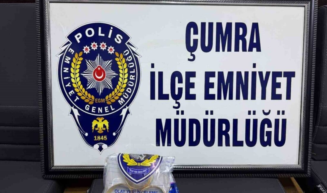 Konya’nın Çumra ilçesinde, iki ayrı dükkandan altın ve bağış kutusu