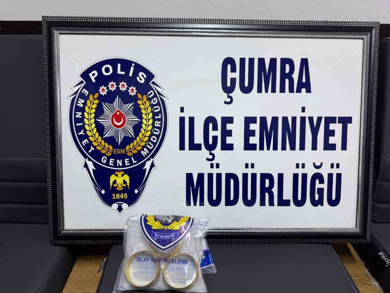 Konya’nın Çumra ilçesinde, iki ayrı dükkandan altın ve bağış kutusu