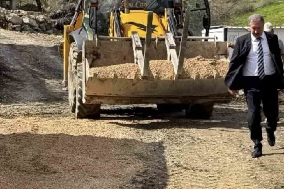 Diyarbakır’ın Çüngüş İlçe Belediyesi tarafından, kentte yol yapım çalışmaları aralıksız