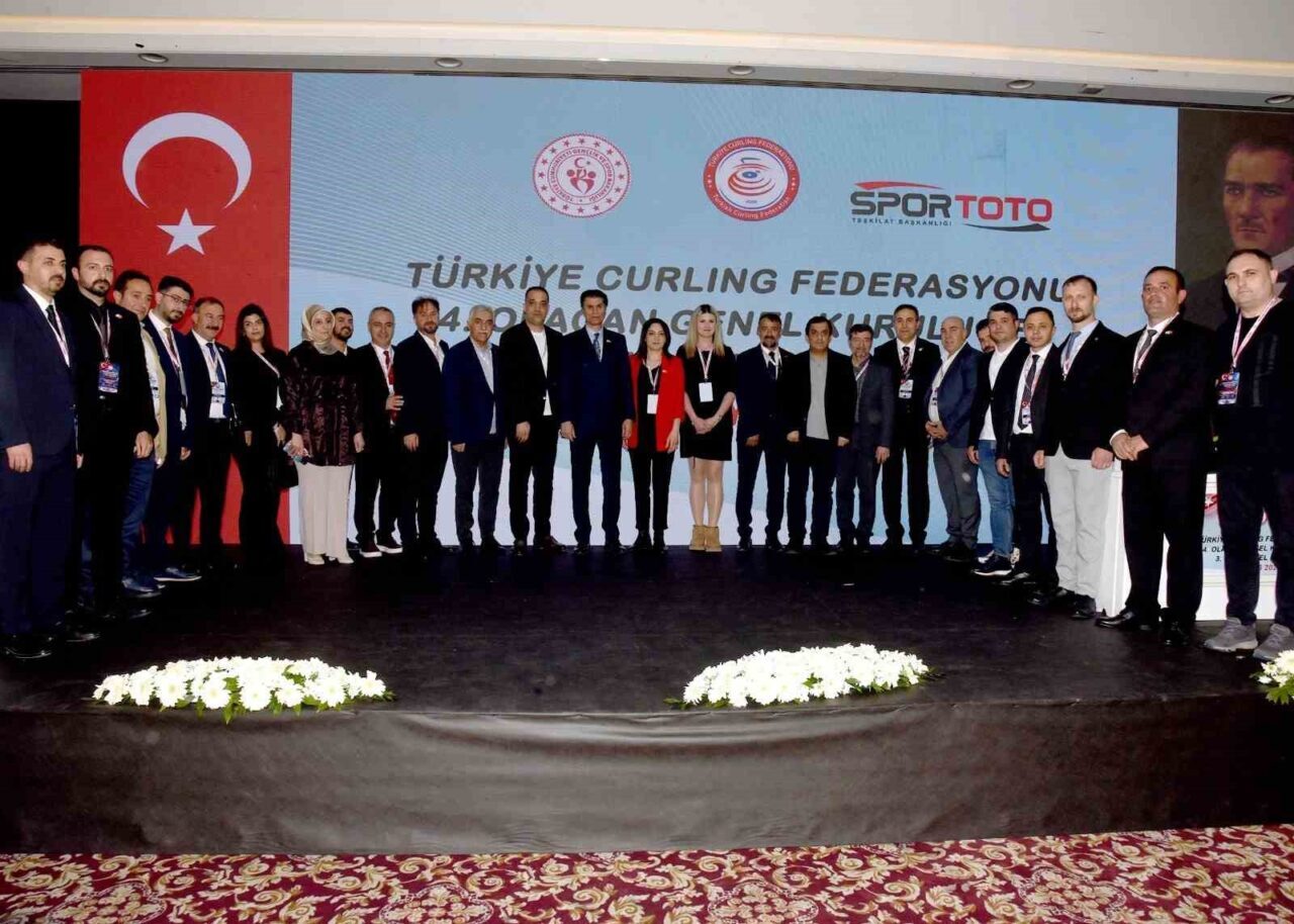Türkiye Curling Federasyonu’nun kurucu başkanı olan Prof. Dr. Kenan Şebin,