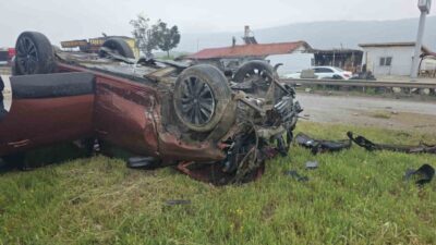 Kastamonu’nun Tosya ilçesi D100 karayolunda cipin refüje çarptıktan sonra takla