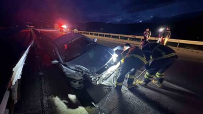 Kastamonu’nun Tosya ilçesi D100 karayolunda otomobilin bariyerlere çarpması neticesinde meydana