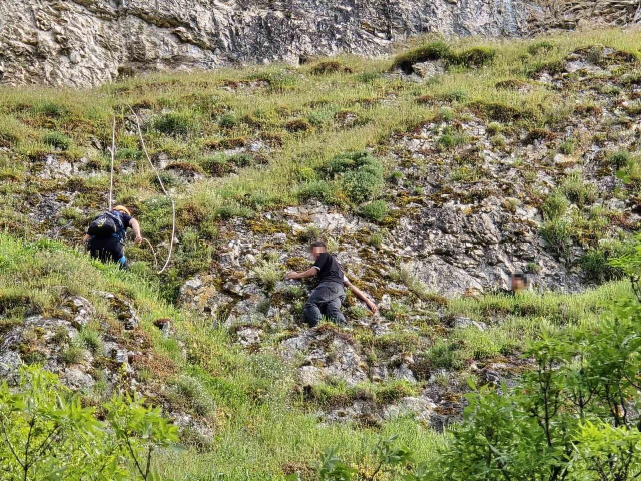 Eskişehir’de dağlık alanda bir oyuğa düşürdükleri çantalarını almaya inen ve