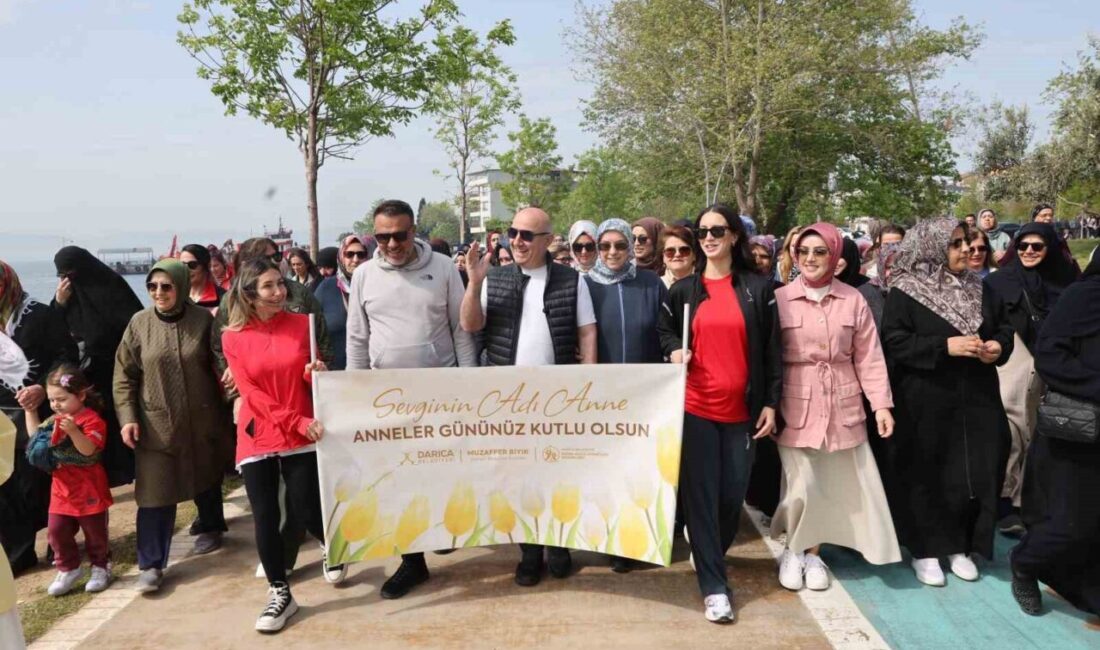 Darıca’da Anneler Günü dolayısıyla düzenlenen yürüyüş programı renkli görüntülere sahne