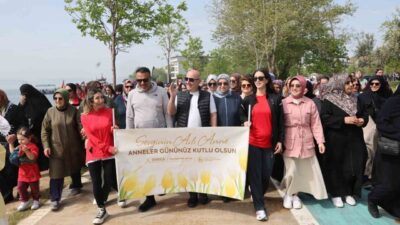 Darıca’da Anneler Günü dolayısıyla düzenlenen yürüyüş programı renkli görüntülere sahne