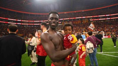 Galatasaray’ın Kolombiyalı futbolcusu Davinson Sanchez, Süper Lig’de şampiyon oldukları Antalyaspor