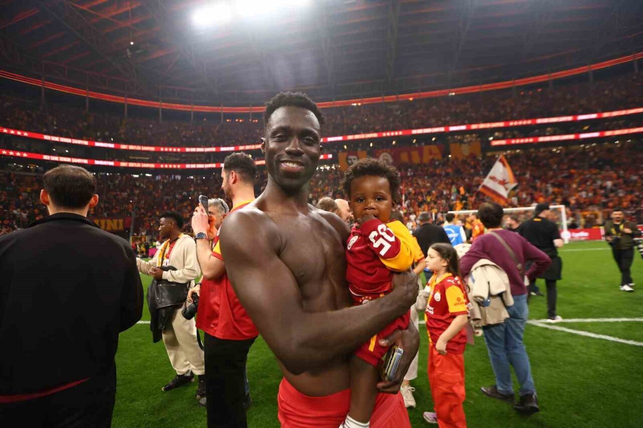 Galatasaray’ın Kolombiyalı futbolcusu Davinson Sanchez, Süper Lig’de şampiyon oldukları Antalyaspor