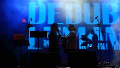 Kocaeli’de sahne alan sevilen müzik grubu Dedublüman, gençlere unutulmaz bir
