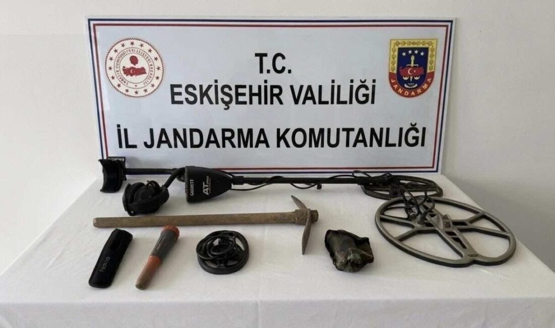 Eskişehir’de define bulmak için kaçak kazı yapan 2 kişi jandarma