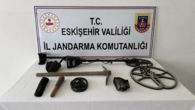 Eskişehir’de define bulmak için kaçak kazı yapan 2 kişi jandarma