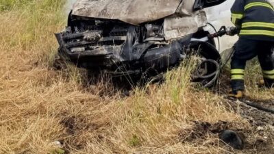 Hatay’da seyir halindeyken motor kısmı alevlere teslim olan pikap kullanılmaz