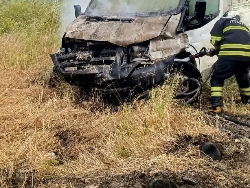 Hatay’da seyir halindeyken motor kısmı alevlere teslim olan pikap kullanılmaz