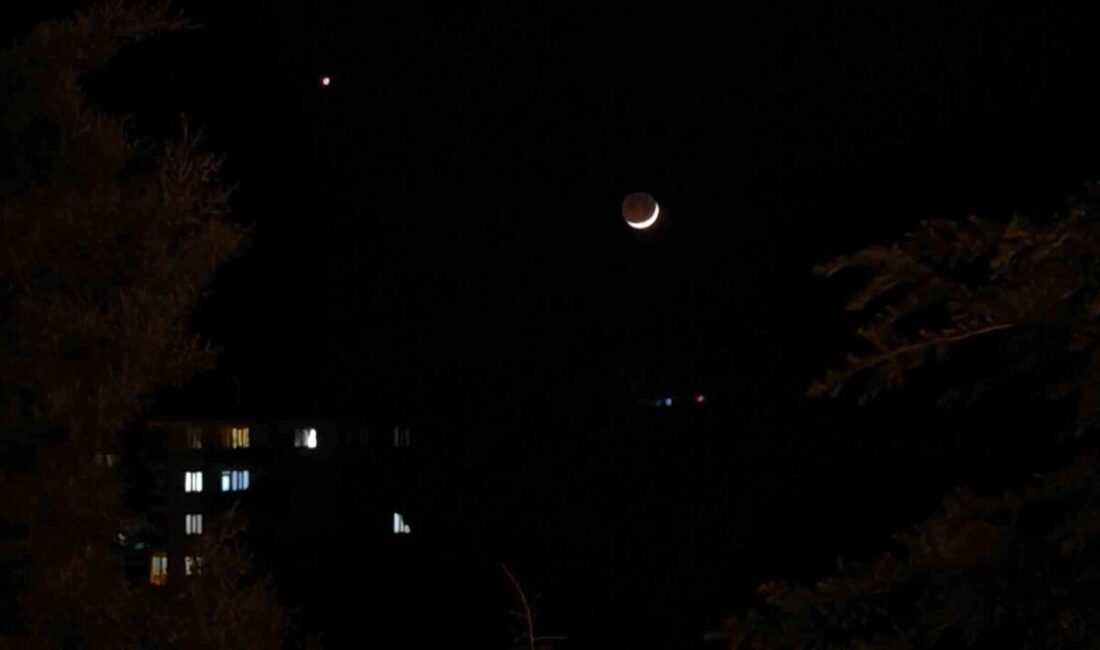 Manisa’nın Demirci ilçesinde gece gökyüzünde oluşan hilal evresindeki ay ve