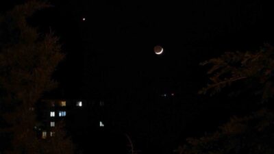 Manisa’nın Demirci ilçesinde gece gökyüzünde oluşan hilal evresindeki ay ve