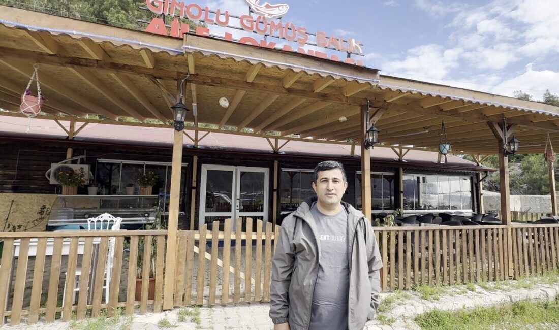 Kastamonu’nun Çatalzeytin ilçesinde deniz kenarında avladığı balığı yiyen ayı, bir